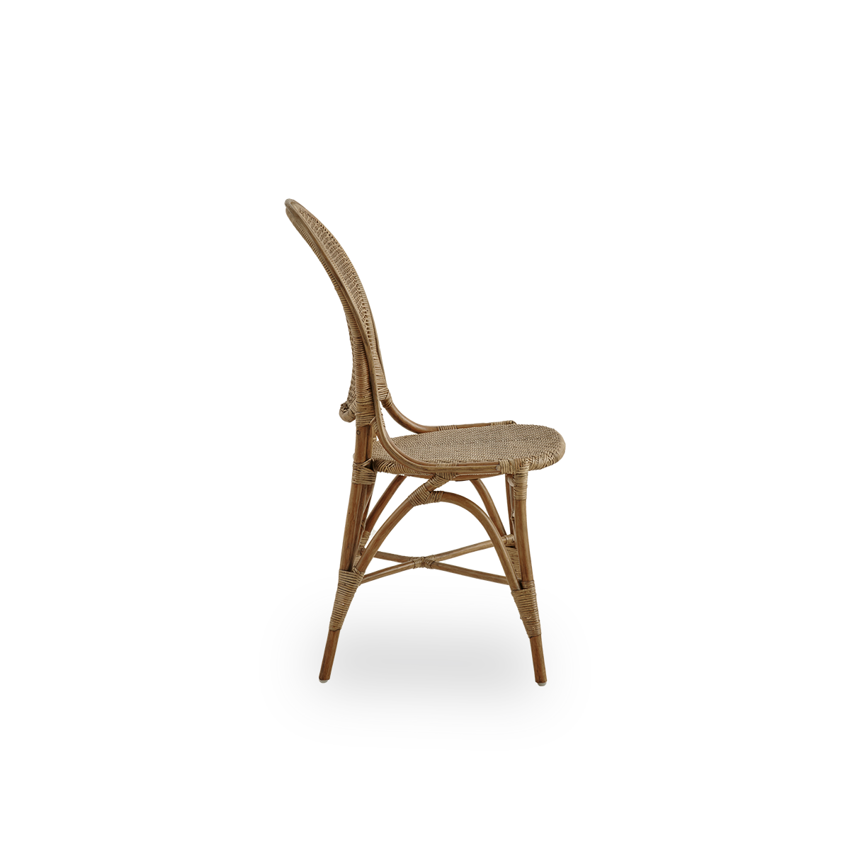 Seitenansicht des Rossini Essstuhls in Antikbraun. Eleganter Rattanstuhl mit runder Rückenlehne in schlichtem Design. Handgefertigt aus hochwertigem Rattan.