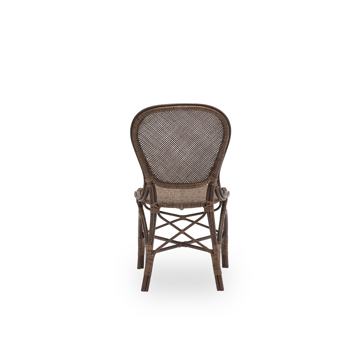 Einfache Rückansicht des Rossini Esszimmerstuhls, aus braunem Rattan. 1993 von Knud Andreasen von Sika-Design gemeinsam mit dem japanischen Designer Yamakawa entworfen und der Signature-Stuhl des Hauses. Handgefertigt aus indonesischem Rattan.