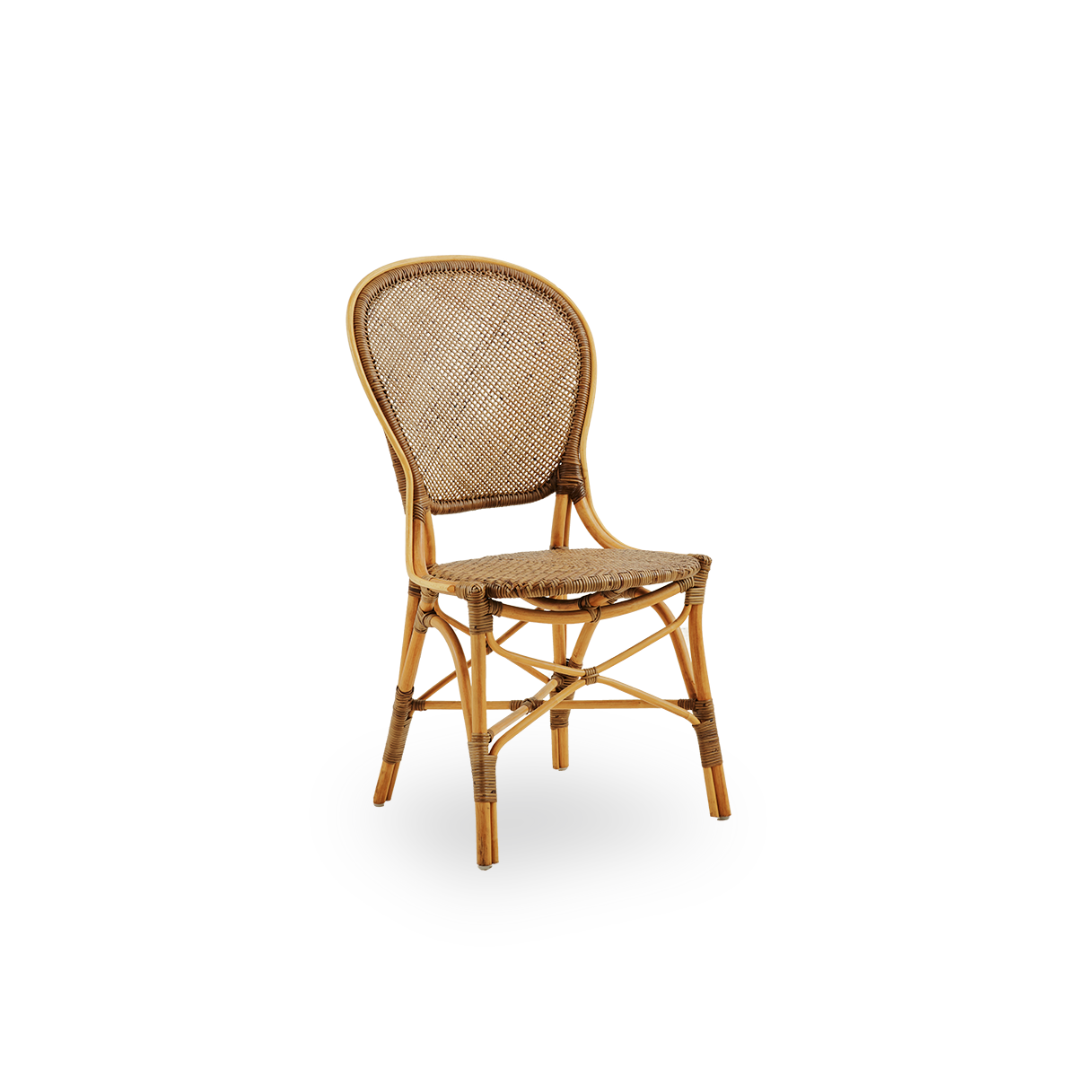 Seitenansicht des Rossini Essstuhls in Kirschfarbe. Eleganter Korbstuhl mit runder Rückenlehne in schlichtem Design. Handgefertigt aus hochwertigem Rattan.