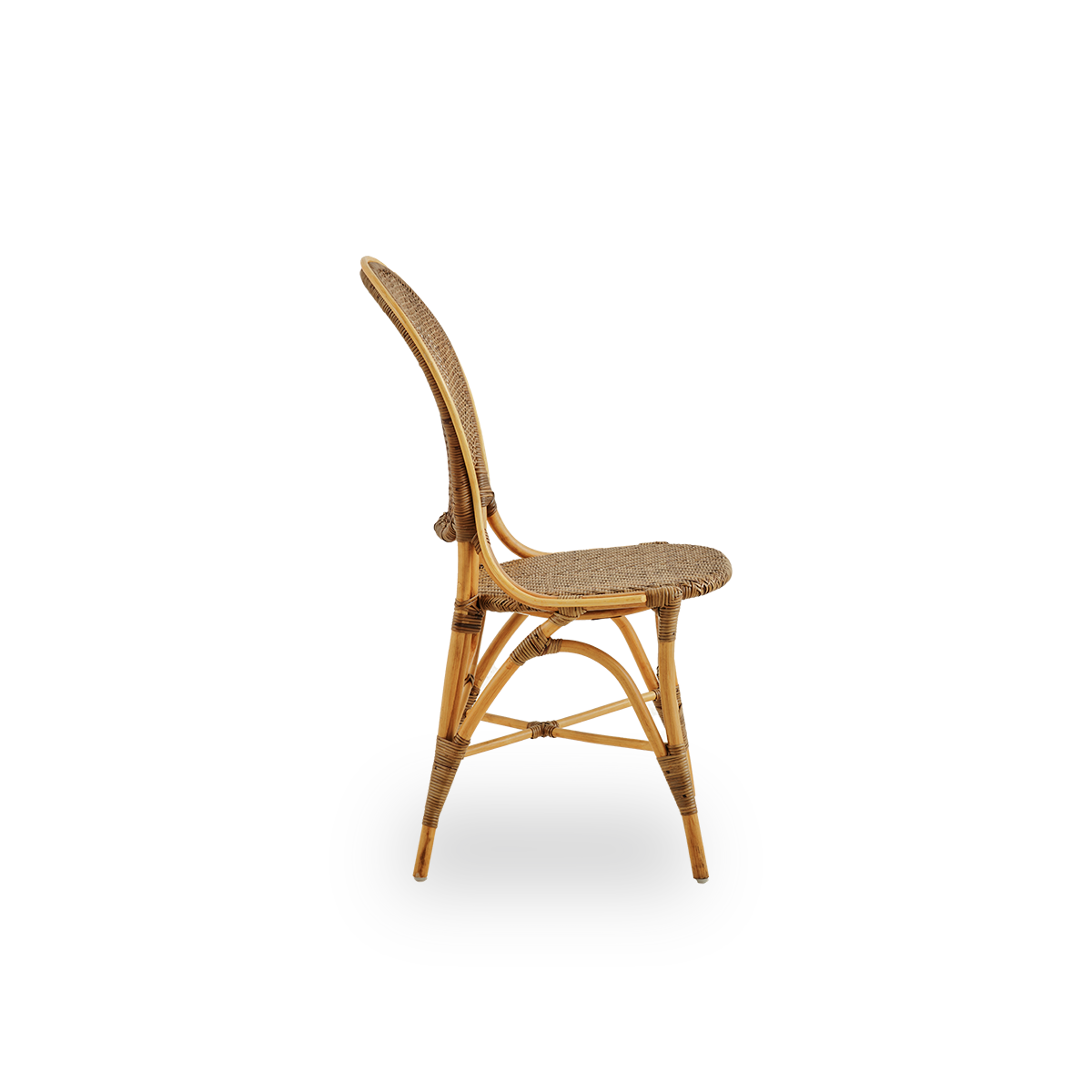 Seitenansicht des Rossini Essstuhls in Kirschfarbe. Eleganter Rattanstuhl mit runder Rückenlehne in schlichtem Design. Handgefertigt aus hochwertigem Rattan.