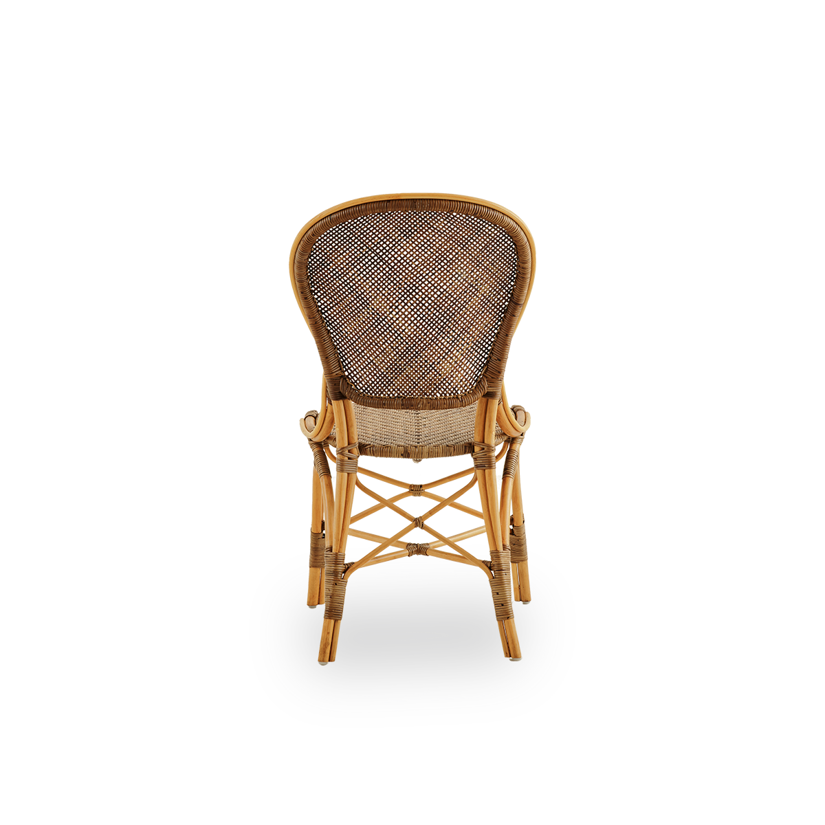 Rückansicht des Rossini-Essstuhls in Kirschfarbe. Eleganter Flechtstuhl mit runder Rückenlehne in schlichtem Design. Handgefertigt aus hochwertigem Rattan.