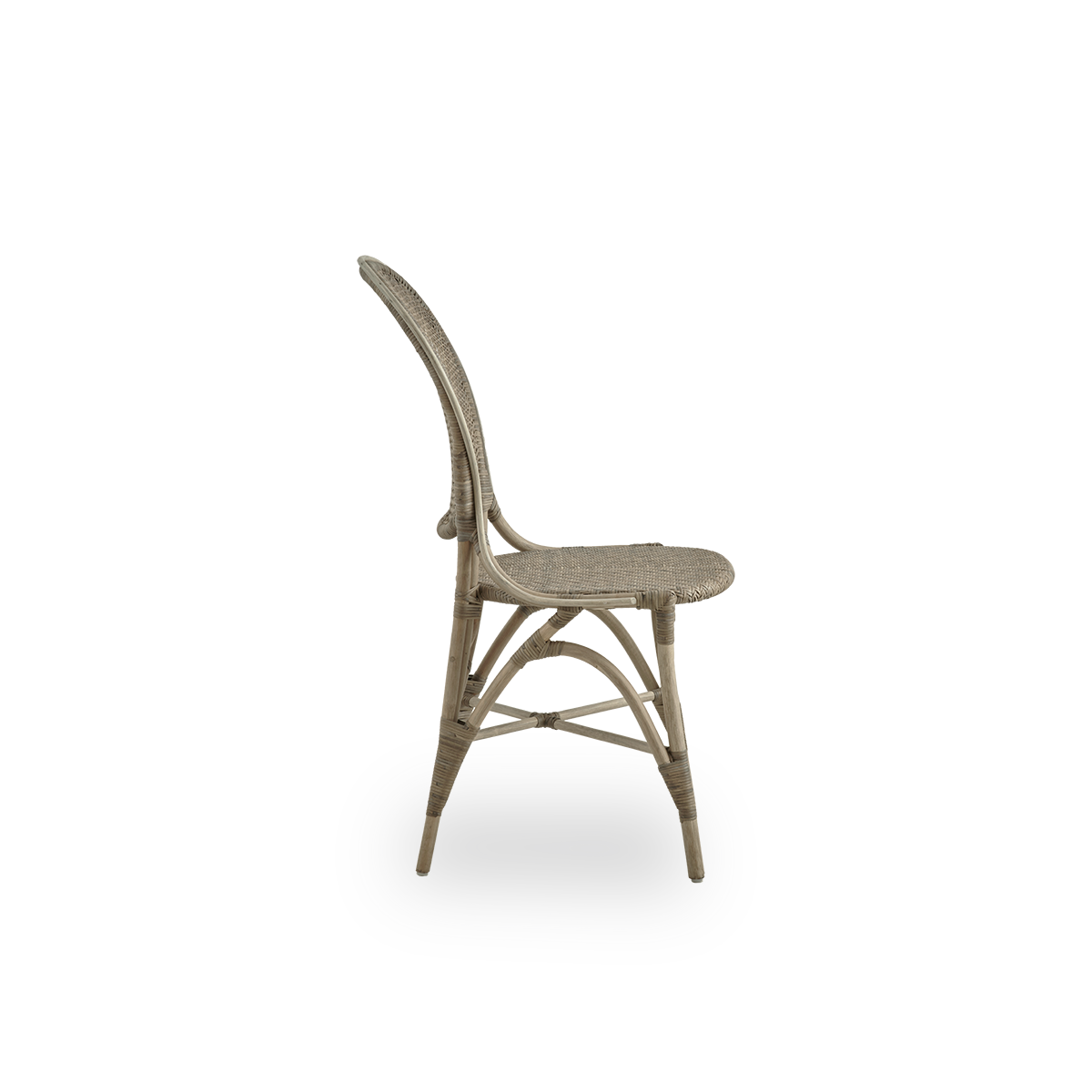 Seitenansicht des Rossini Essstuhls in Taupe. Eleganter Rattanstuhl mit runder Rückenlehne in schlichtem Design. Handgefertigt aus hochwertigem Rattan.