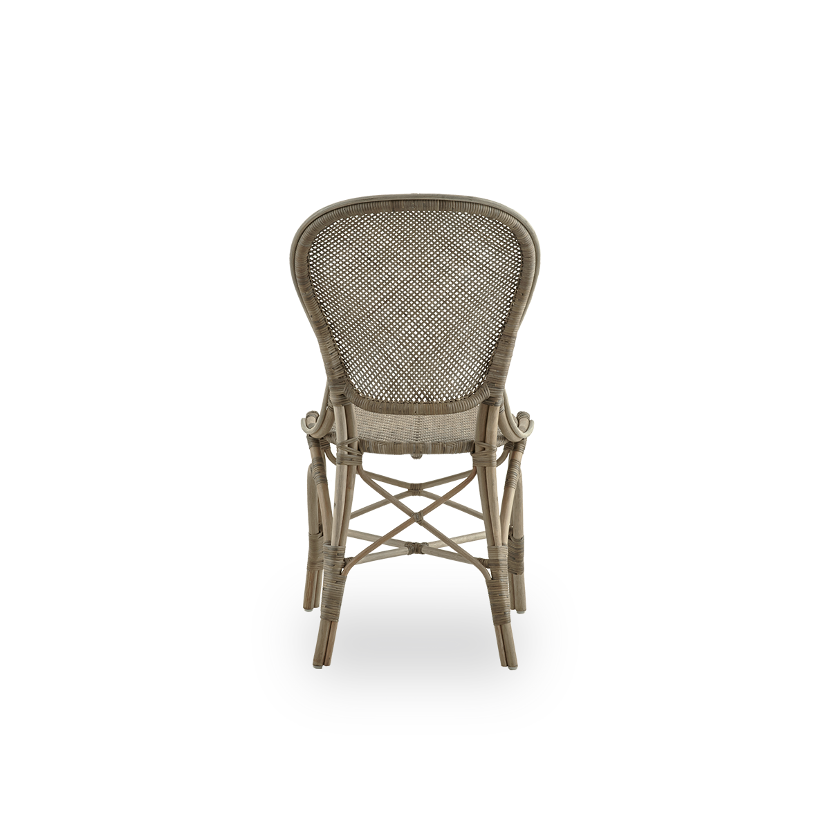 Rückansicht des Rossini-Essstuhls in der Farbe Taupe. Eleganter Flechtstuhl mit runder Rückenlehne in schlichtem Design. Handgefertigt aus hochwertigem Rattan.