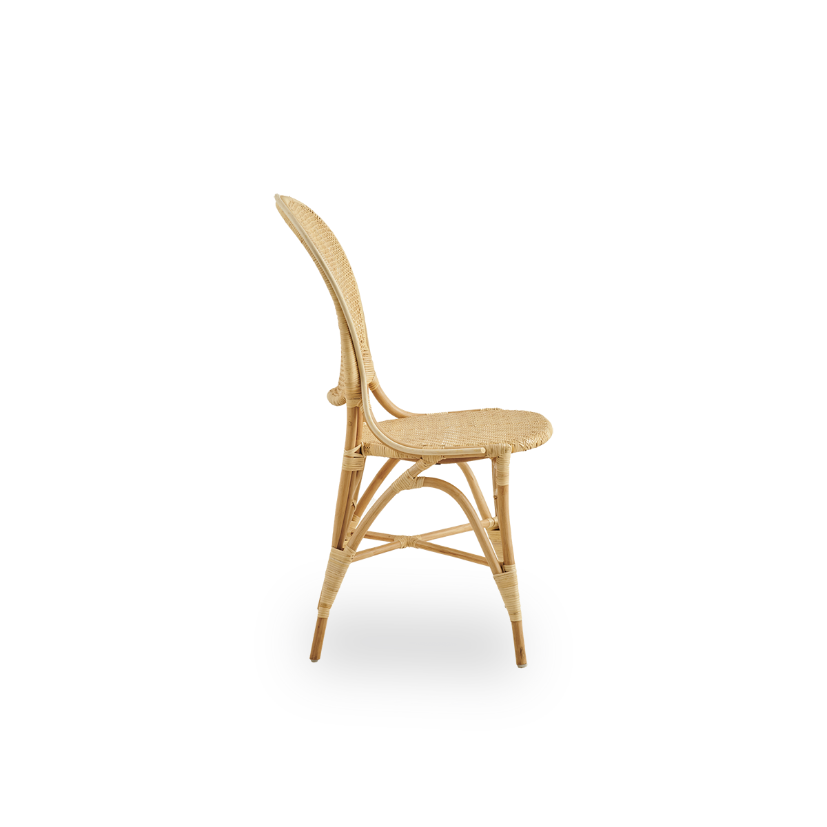 Seitenansicht des Rossini Essstuhls aus Natur-Rattan. Eleganter Rattanstuhl mit runder Rückenlehne in schlichtem Design. Handgefertigt aus hochwertigem Rattan.