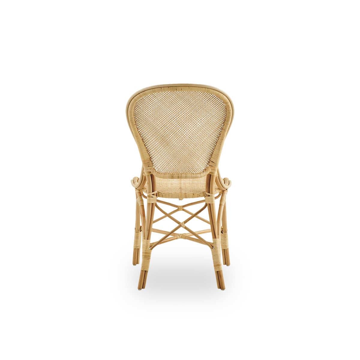 Rückansicht des Rossini-Essstuhls aus naturfarbenem Rattan. Eleganter Flechtstuhl mit runder Rückenlehne in schlichtem Design. Handgefertigt aus hochwertigem Rattan.