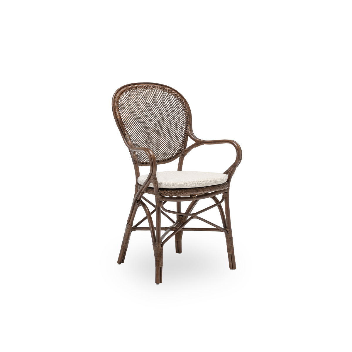 Seitenansicht des Rossini Esssessels mit Sitzkissen, aus braunem Rattan. 1993 von Knud Andreasen von Sika-Design gemeinsam mit dem japanischen Designer Yamakawa entworfen und der Signature-Stuhl des Hauses.