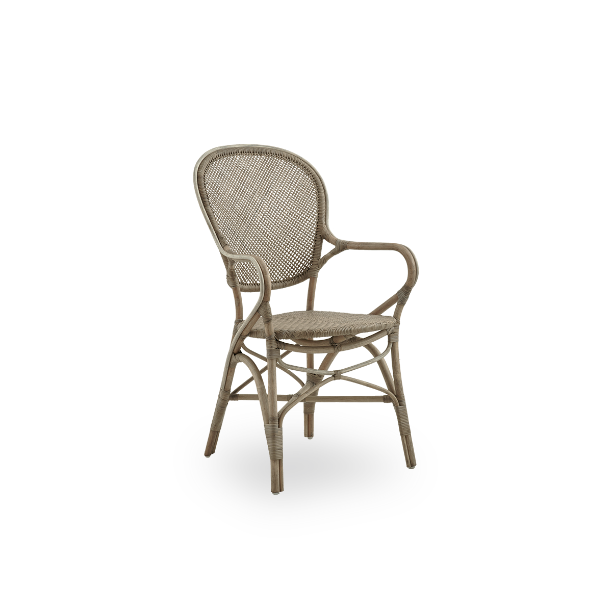 Seitenansicht des Rossini Essstuhls mit Armlehnen in Taupe. Eleganter Korbstuhl mit runder Rückenlehne und Armlehnen in schlichtem Design. Handgefertigt aus hochwertigem Rattan.