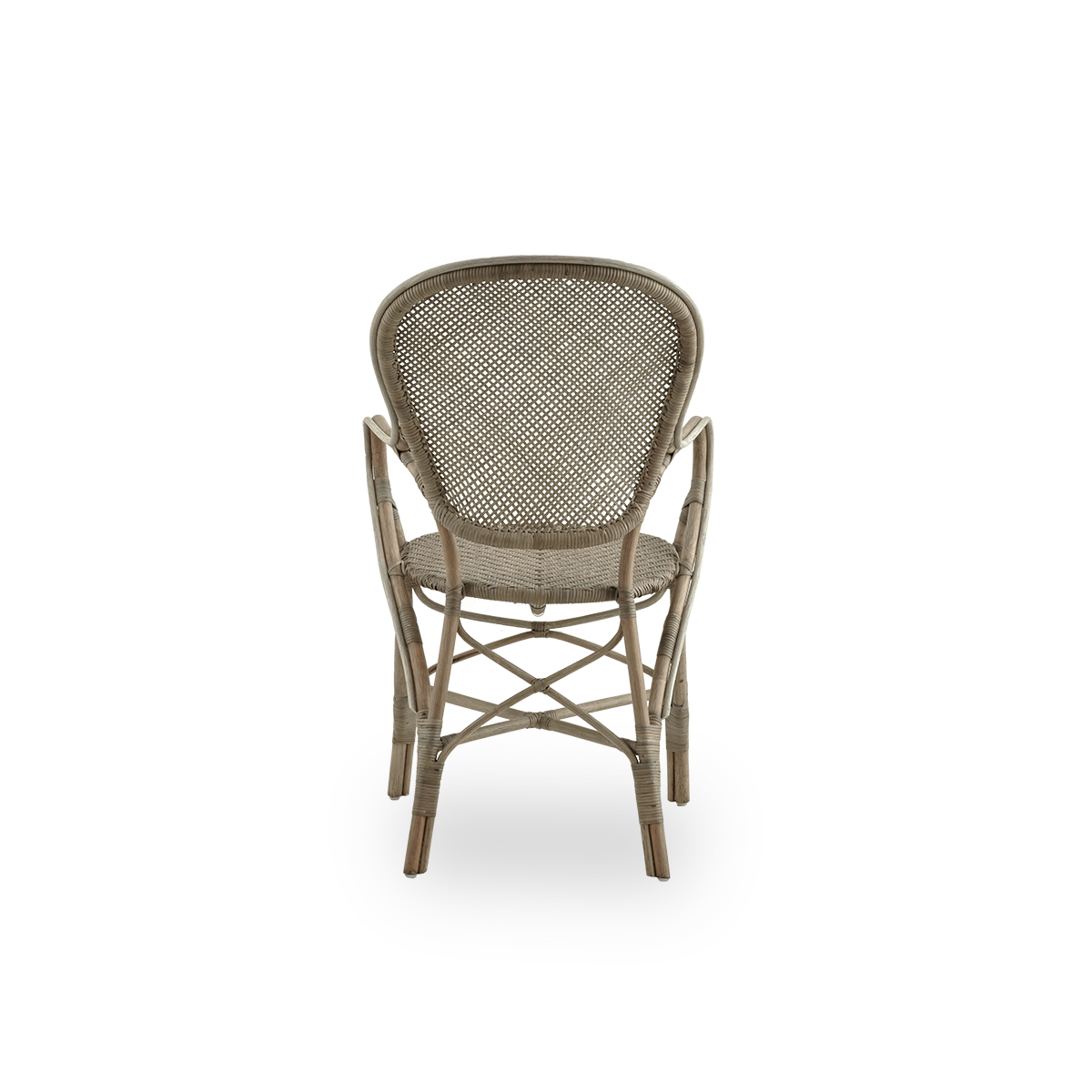 Rückansicht des Rossini-Essstuhls mit Armlehnen in der Farbe Taupe. Eleganter Flechtstuhl mit runder Rückenlehne und Armlehnen in schlichtem Design. Handgefertigt aus hochwertigem Rattan.