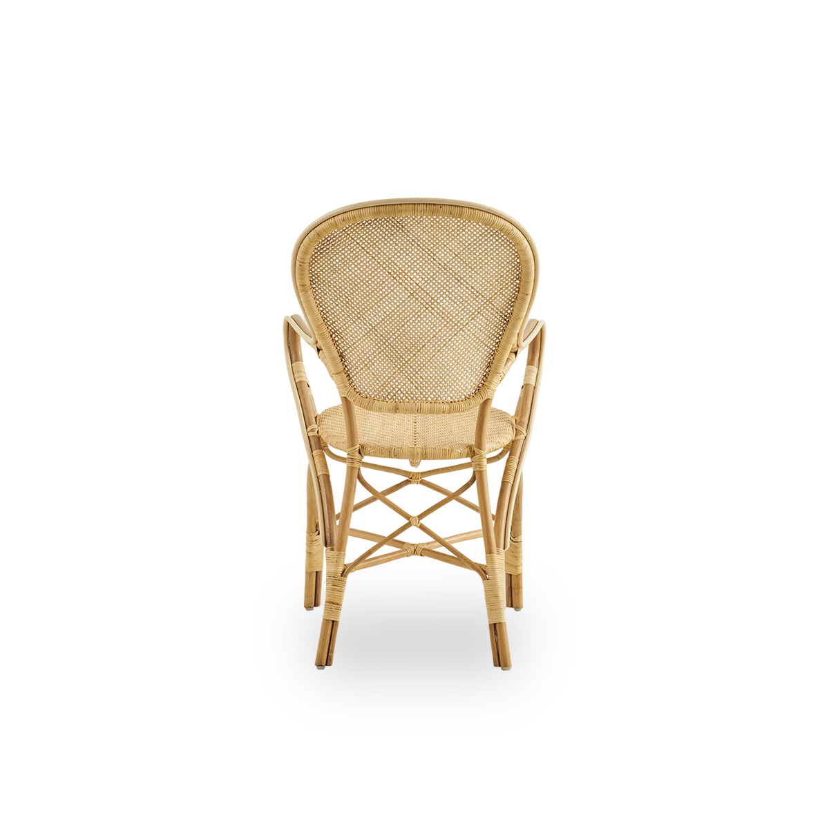 Rückansicht des Rossini-Essstuhls mit Armlehnen, hergestellt aus naturfarbenem Rattan. Eleganter Flechtstuhl mit runder Rückenlehne und Armlehnen in schlichtem Design. Handgefertigt aus hochwertigem Rattan.