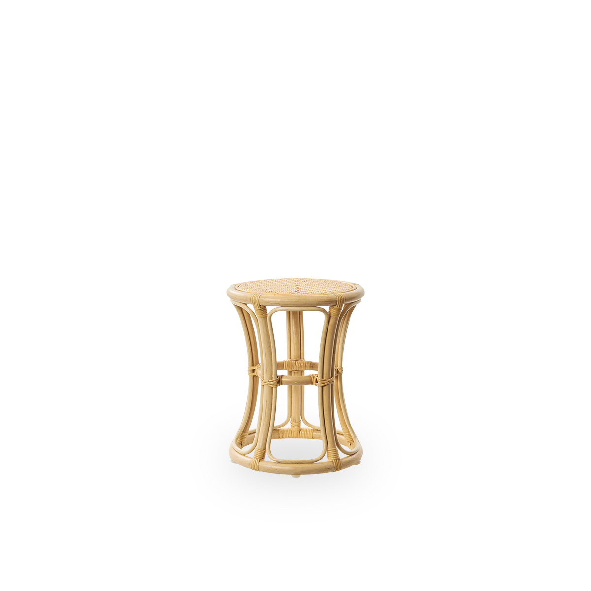 Seitenansicht des Bella Hockers, ein vielseitiger Hocker aus natürlichem Rattan, handgefertigt aus hochwertigem indonesischem Rattan.