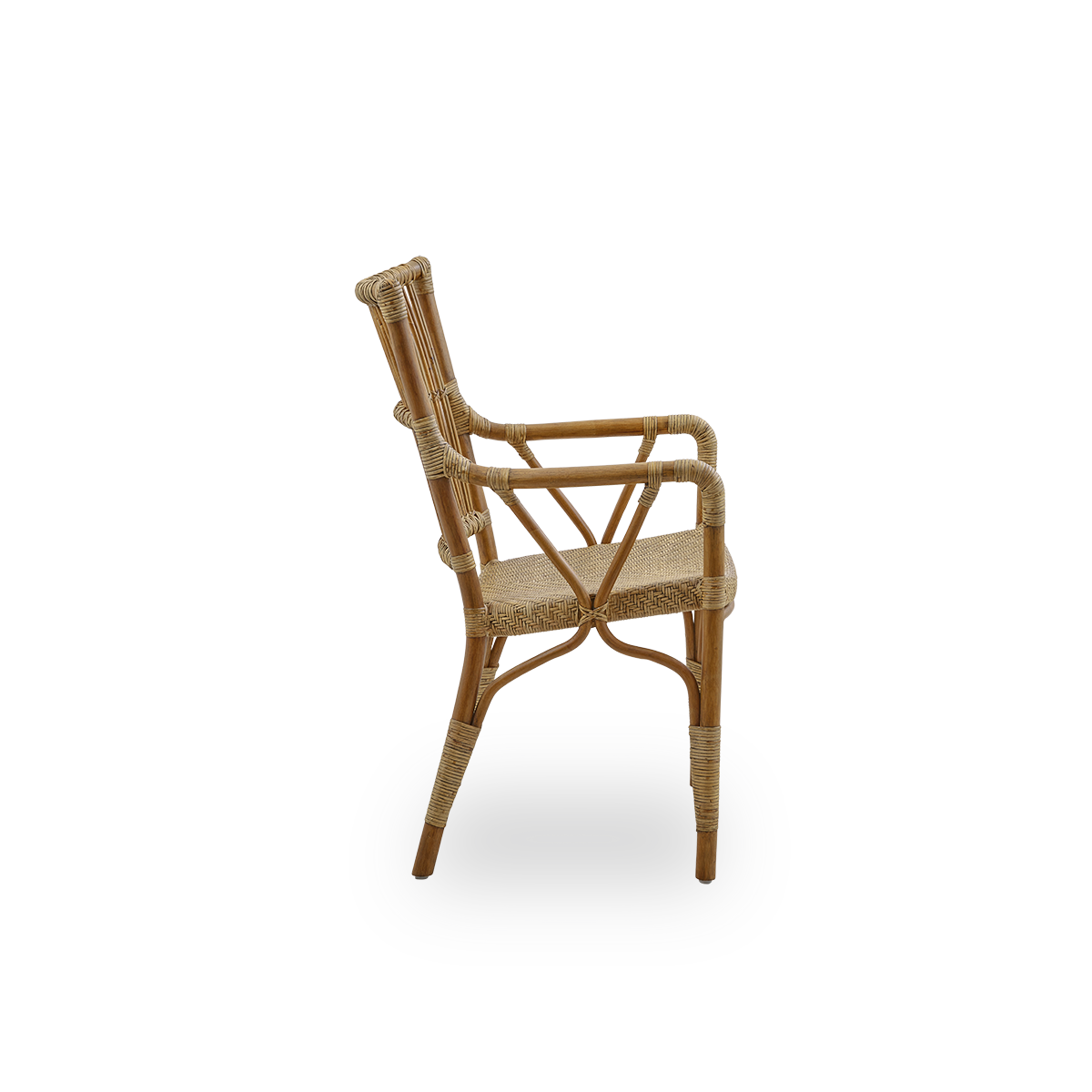 Seitenansicht des Piano Armstuhls in Antikbraun. Eleganter Rattanstuhl mit hoher Rückenlehne und Armlehnen, handgefertigt aus hochwertigem indonesischem Rattan.