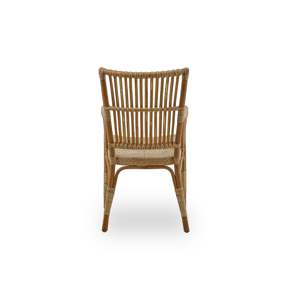 Rückansicht des Piano-Sessels in der Farbe Antikbraun. Eleganter Flechtstuhl mit hoher Rückenlehne und Armlehnen, handgefertigt aus hochwertigem indonesischem Rattan.