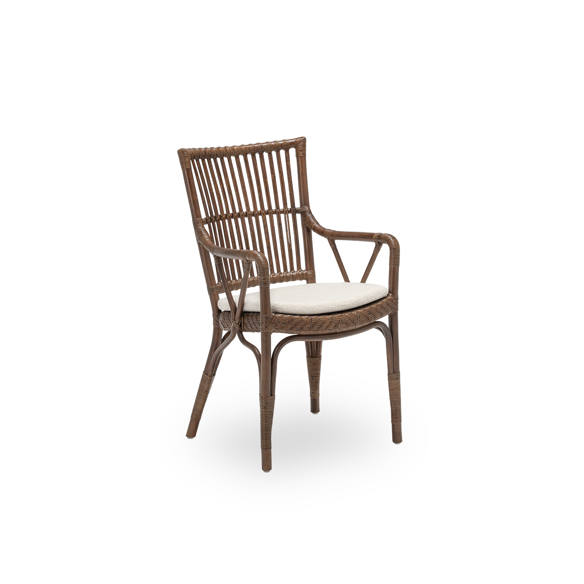 Seitenansicht des Piano Esszimmerstuhls mit Sitzkissen, aus braunem Rattan. Dänisches Design aus der Originals-Kollektion von Sika-Design, dessen detaillierte Flechtarbeit den Stuhl prägt. Handgefertigt aus hochwertigem indonesischem Rattan.