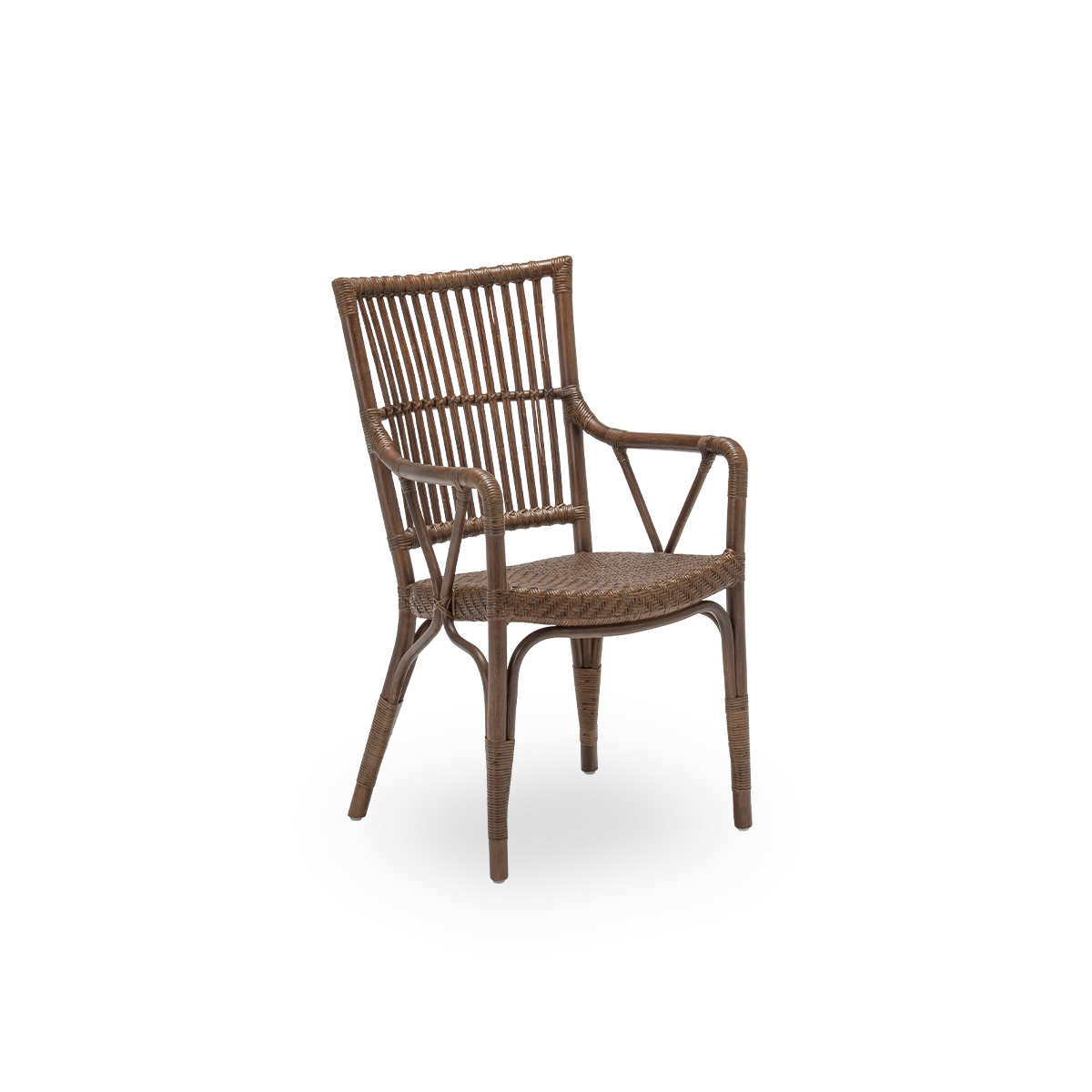 Seitenansicht des Piano Esszimmerstuhls, aus braunem Rattan. Dänisches Design aus der Originals-Kollektion von Sika-Design, dessen detaillierte Flechtarbeit den Stuhl prägt. Handgefertigt aus hochwertigem indonesischem Rattan.