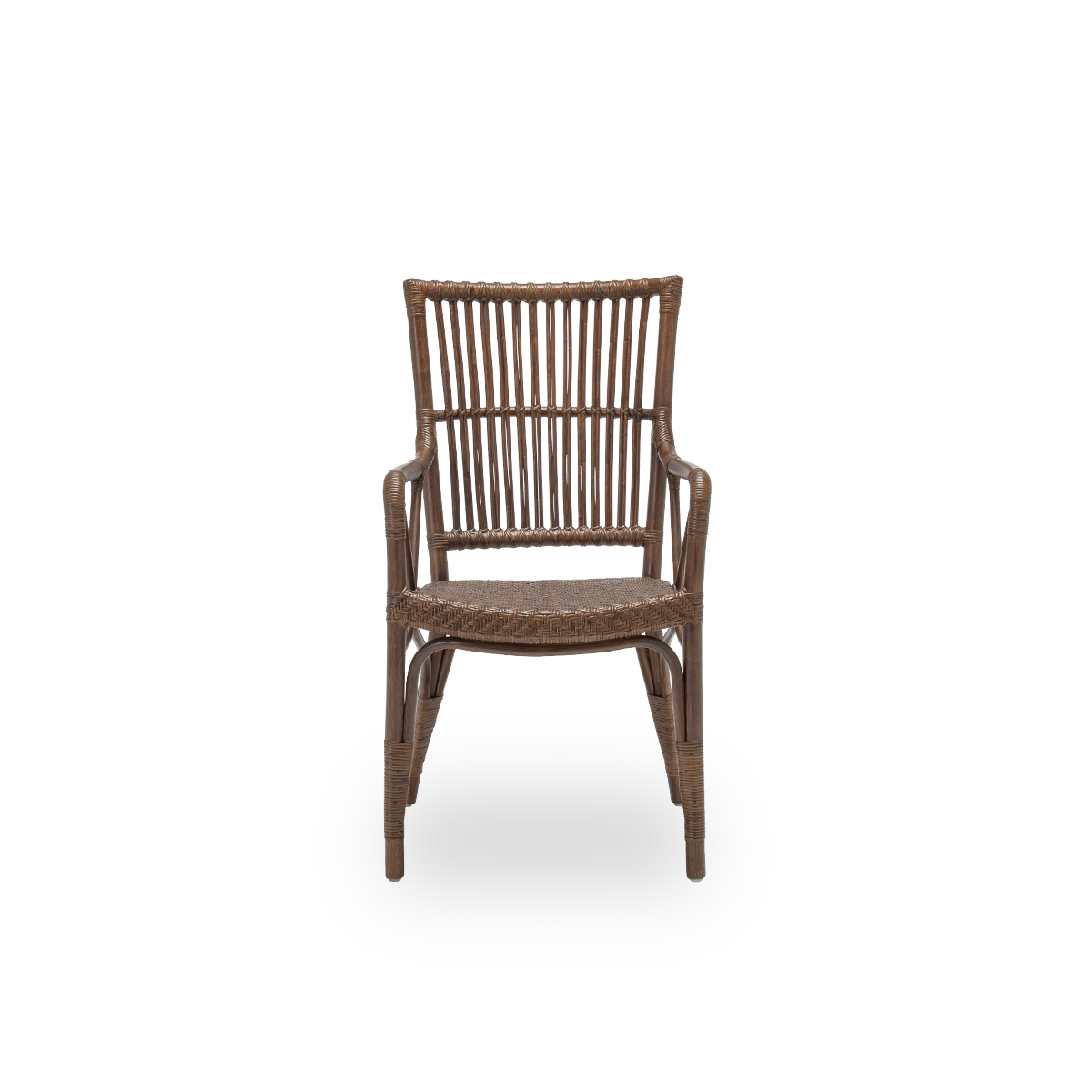 Vorderansicht des Piano Esszimmerstuhls, aus braunem Rattan. Dänisches Design aus der Originals-Kollektion von Sika-Design, dessen detaillierte Flechtarbeit den Stuhl prägt. Handgefertigt aus hochwertigem indonesischem Rattan.