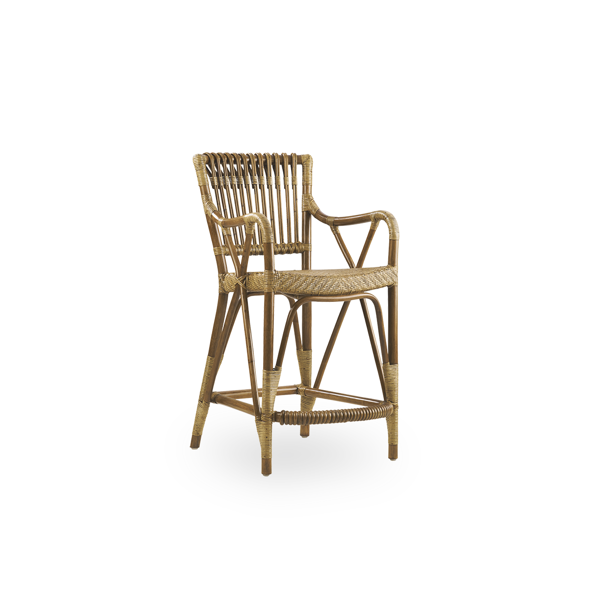 Seitenansicht des Blues Barhockers in antikbraun, gefertigt aus indonesischem Rattan. Handgeflochtener Sitz auf Rattanrahmen mit Rattanlehne.