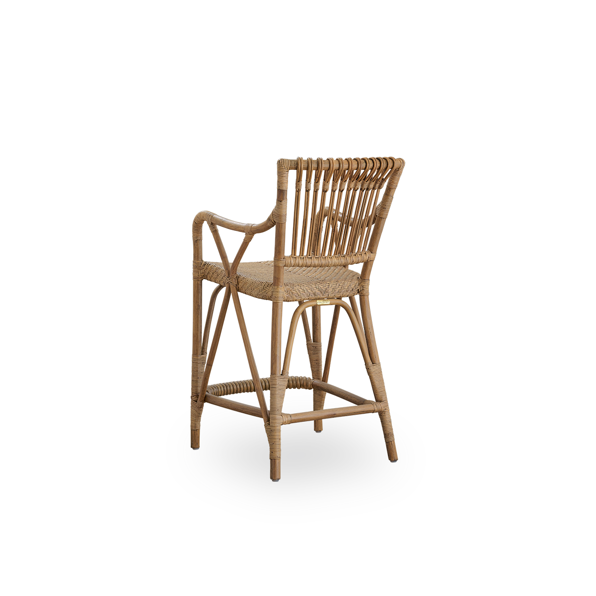 Rückseiten-Seitenansicht des Blues Counterhockers in der Farbe Antikbraun, hergestellt aus indonesischem Rattan. Handgeflochtene Sitzfläche auf einem Rattanrahmen mit Rückenlehne aus Rattan.