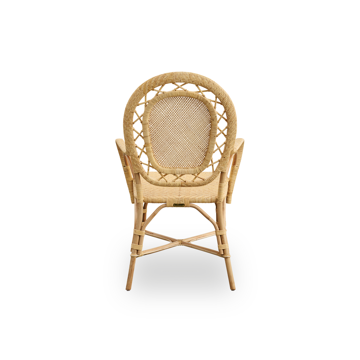Rückansicht des Romantica-Essstuhls in Naturfarbe. Eleganter, romantischer Flechtstuhl mit runder Rückenlehne und vollständig geflochtenem Sitz im charmanten dänischen Design. Handgefertigt aus hochwertigem indonesischem Rattan.