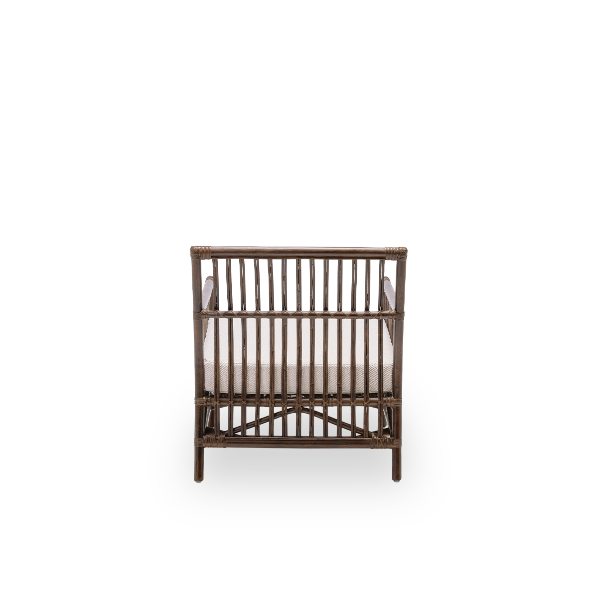 Einfache Rückansicht des Caroline Loungesessels mit Sitzkissen, aus braunem Rattan. Ein schlichtes, elegantes dänisches Design, dessen detaillierte Flechtarbeit es zu einem ruhigen Element im Raum macht.