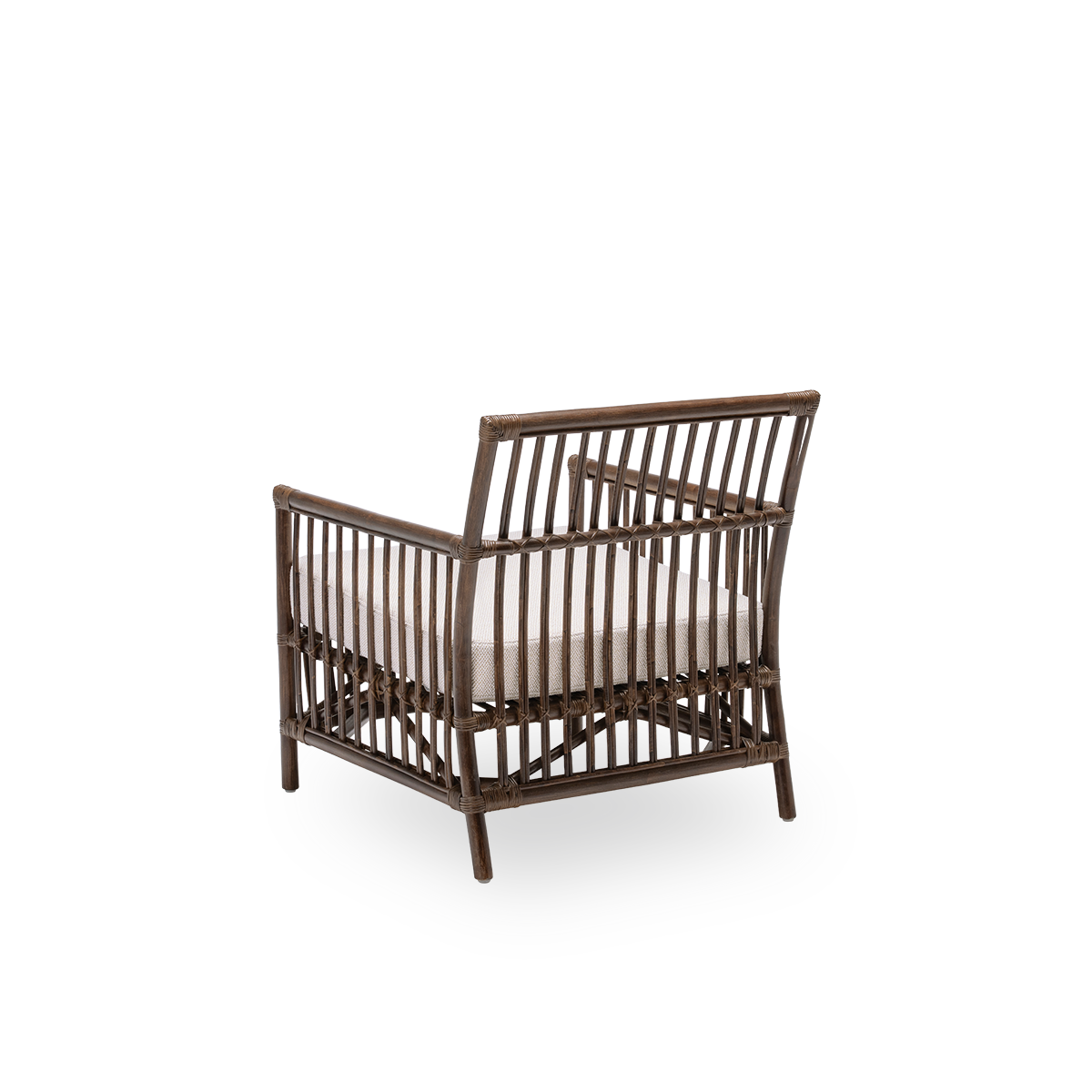 Rückseitenansicht des Caroline Loungesessels mit Sitzkissen, aus braunem Rattan. Ein schlichtes, elegantes dänisches Design, dessen detaillierte Flechtarbeit es zu einem ruhigen Element im Raum macht. Handgefertigt aus hochwertigem indonesischem Rattan.
