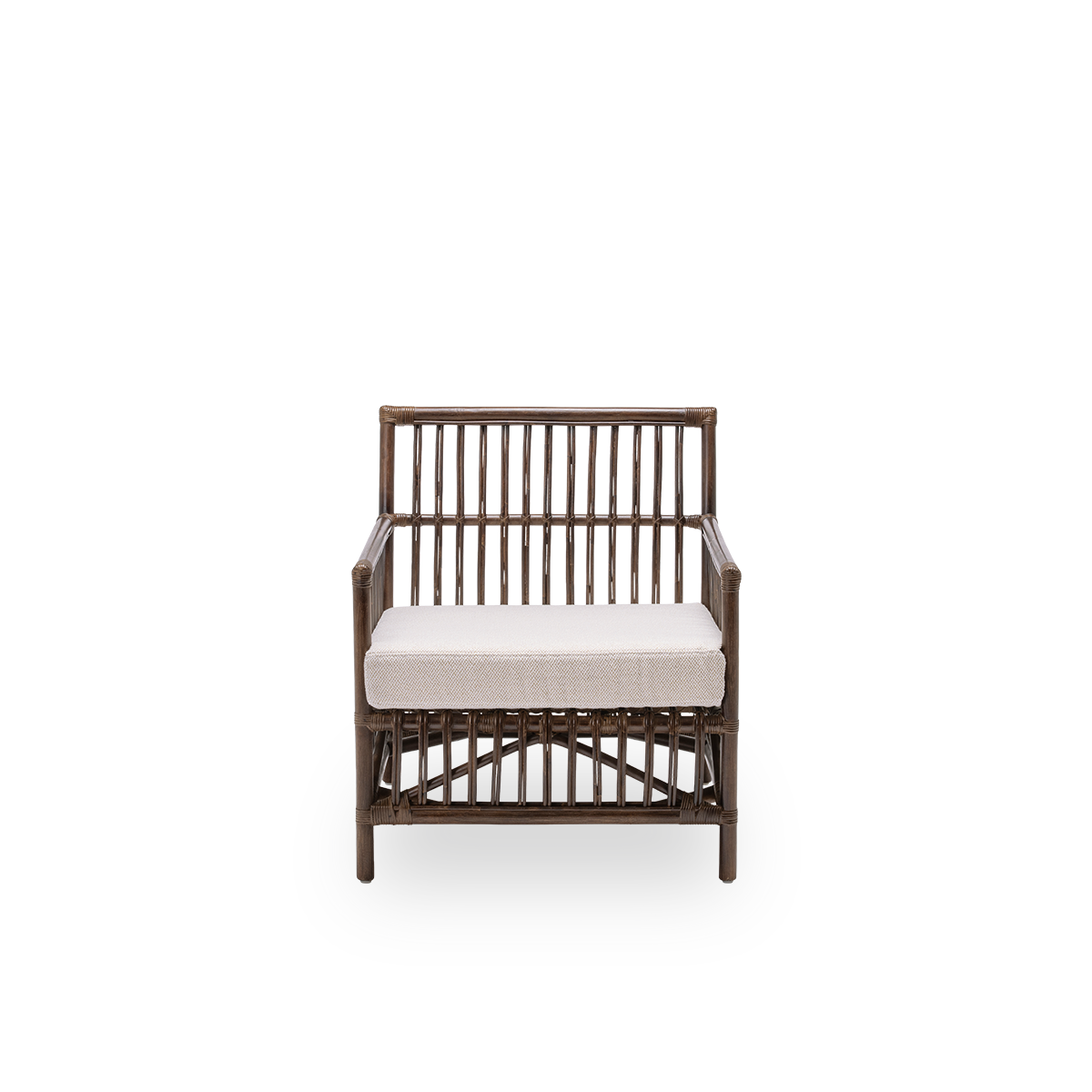 Vorderansicht des Caroline Loungesessels mit Sitzkissen, aus braunem Rattan. Ein schlichtes, elegantes dänisches Design, dessen detaillierte Flechtarbeit es zu einem ruhigen Element im Raum macht. Handgefertigt aus hochwertigem indonesischem Rattan.