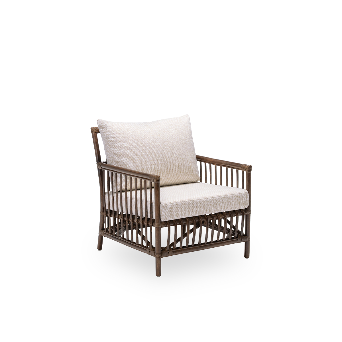 Seitenansicht des Caroline Loungesessels mit Sitz- und Rückenkissen, aus braunem Rattan. Ein schlichtes, elegantes dänisches Design, dessen detaillierte Flechtarbeit es zu einem ruhigen Element im Raum macht.