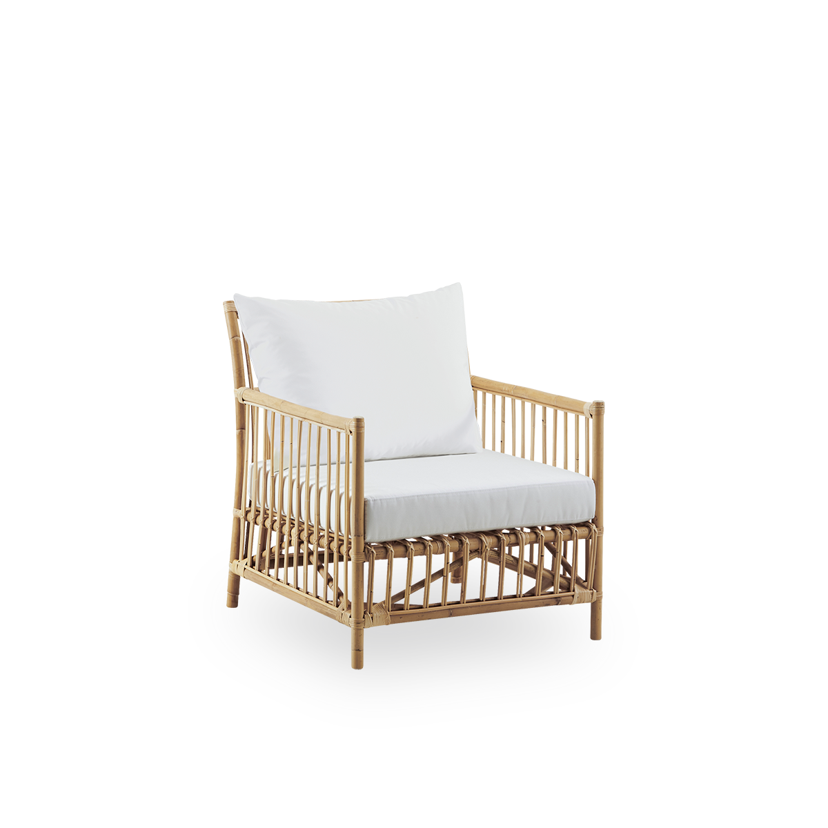Seitenansicht des Caroline Lounge Chairs, schlichtes und elegantes dänisches Design. Handgefertigt aus indonesischem Rattan. Der Stuhl wirkt gemütlich und beruhigend.