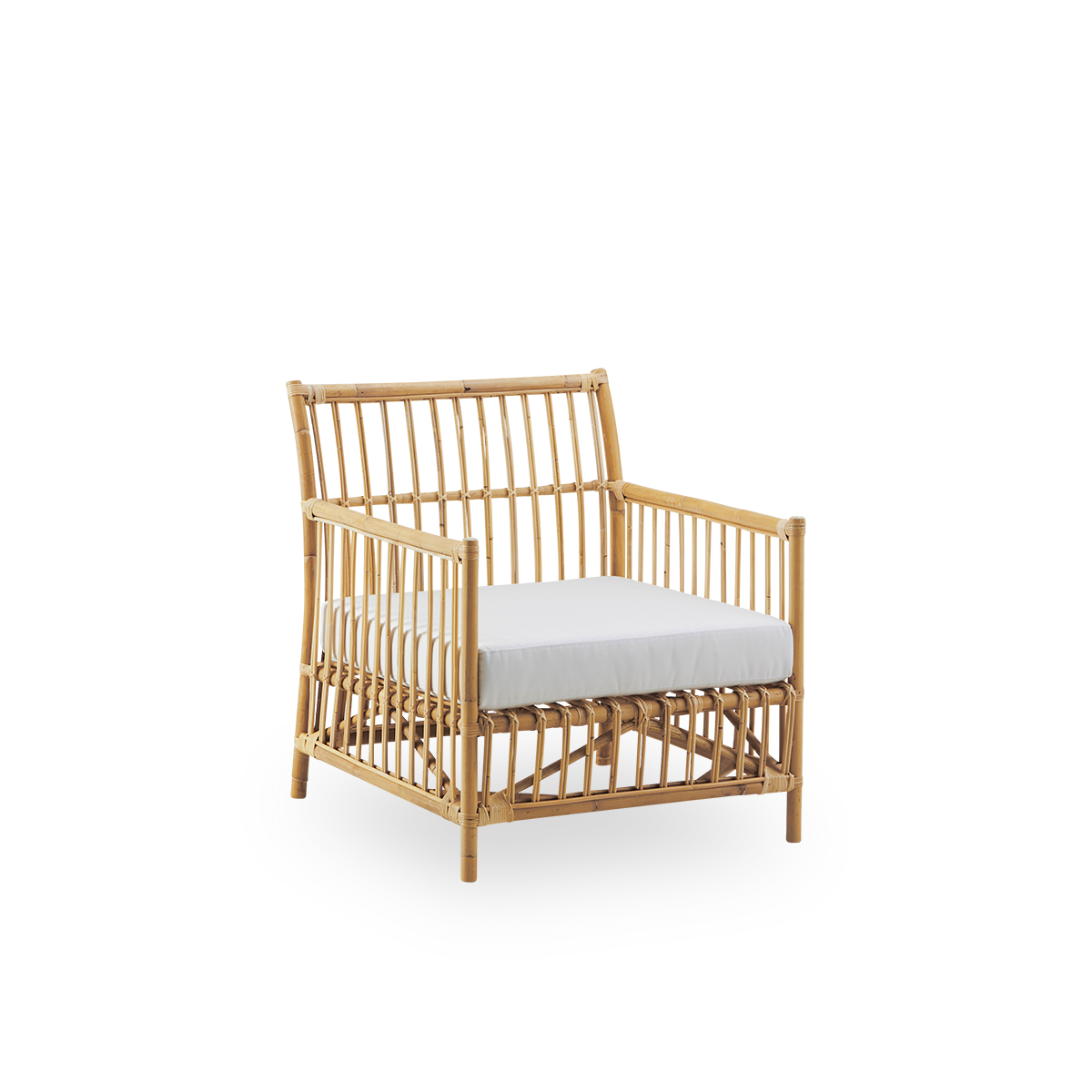 Seitenansicht des Caroline Lounge Chairs, schlichtes und elegantes dänisches Design. Handgefertigt aus indonesischem Rattan. Der Stuhl wirkt gemütlich und beruhigend.