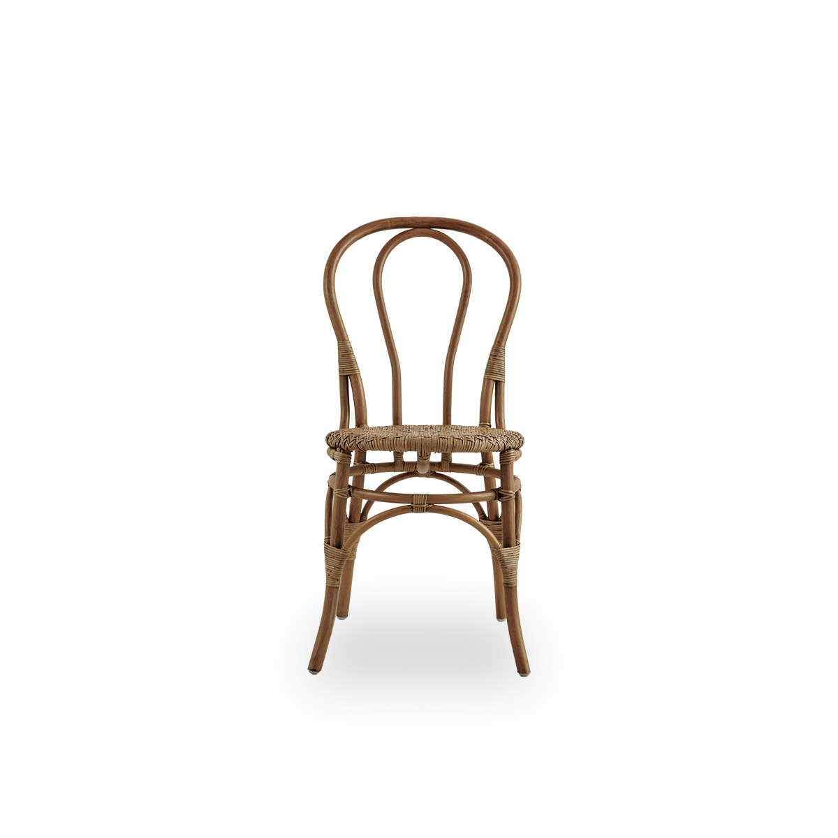 Vorderansicht des Lulu Esszimmerstuhls in der Farbe Antique Brown, handgefertigt aus hochwertigem indonesischem Rattan.
Leichtes, elegantes Design mit einer runden und schlichten Rückenlehne.
