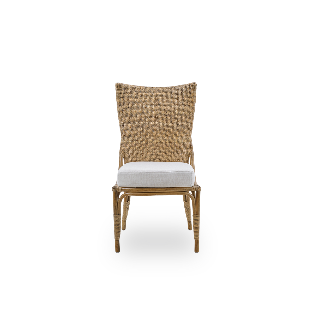 Vorderansicht des Melody Esszimmerstuhls in Antique-Rattan-Farbe mit hoher, vollständig geflochtener Rattan-Rückenlehne und gepolstertem Sitz.