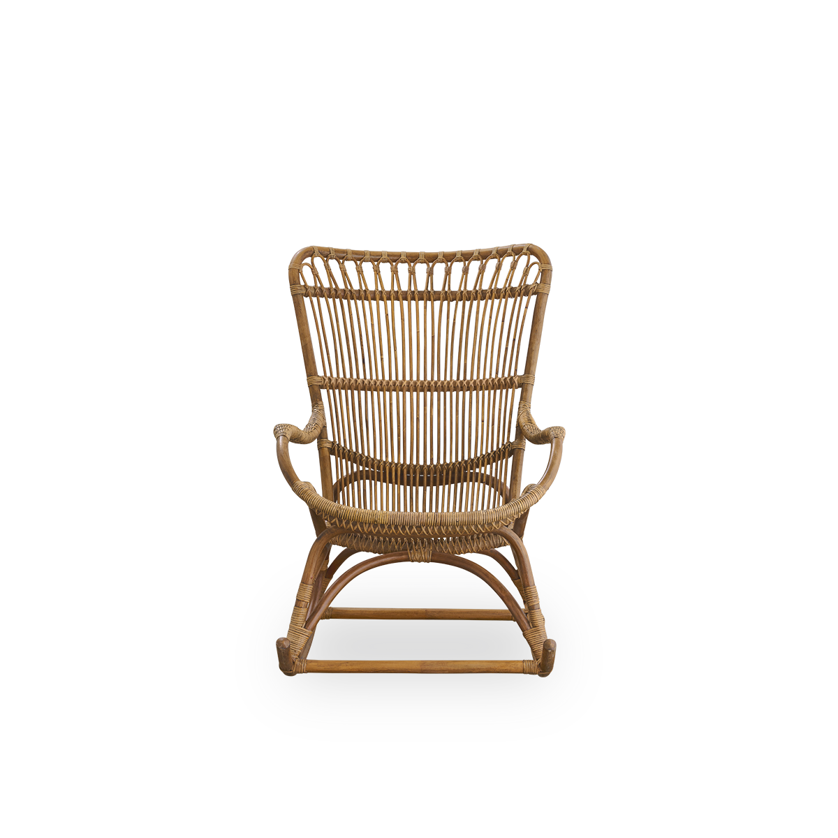 Vorderansicht des Monet Schaukelstuhls mit hoher Rückenlehne und Armlehnen in Antique Brown.
Handgefertigt aus hochwertigem indonesischem Rattan.