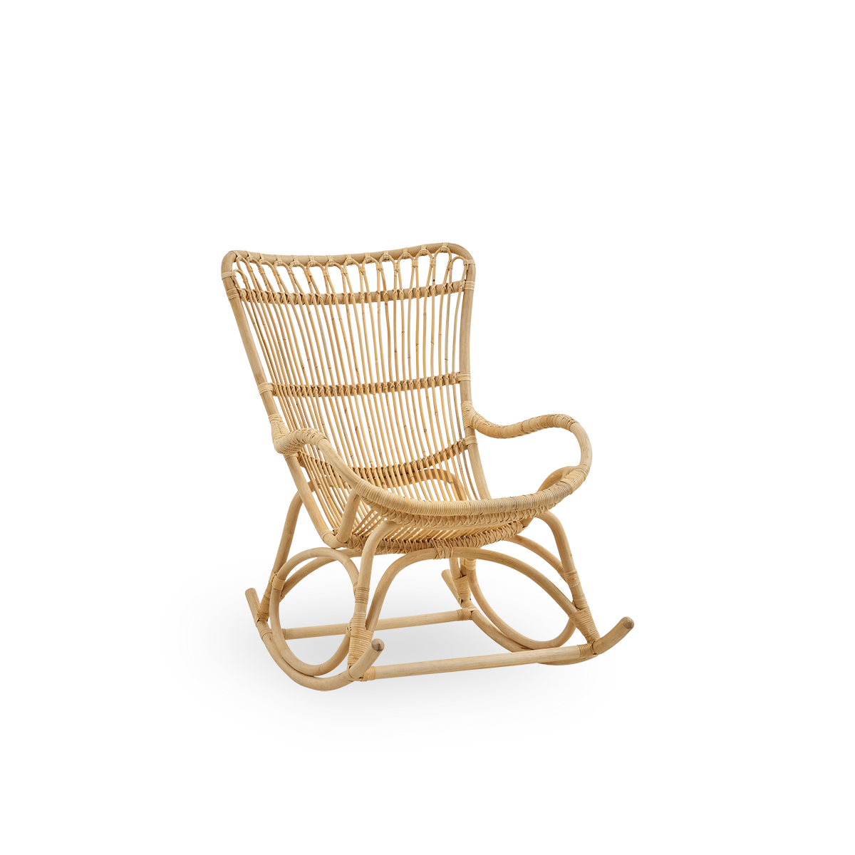 Seitenansicht des Monet Schaukelstuhls mit hoher Rückenlehne und Armlehnen in natürlichem Rattan. Handgefertigt aus hochwertigem indonesischem Rattan.