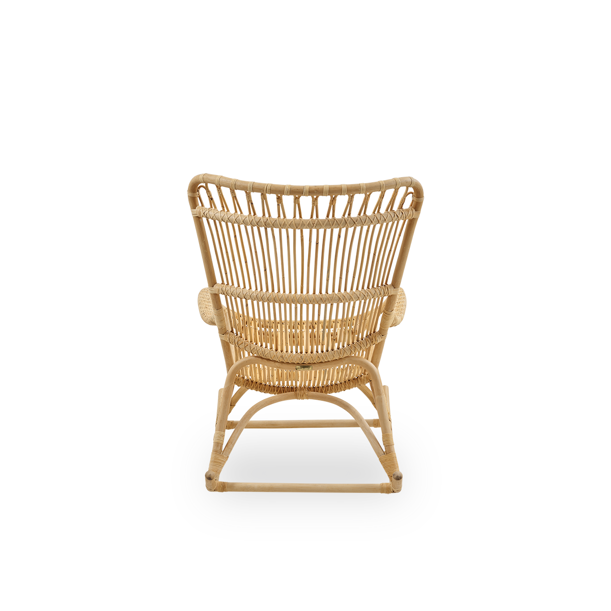 Rückansicht des Monet-Schaukelstuhls mit hoher Rückenlehne und Armlehnen, präsentiert in natürlichem Rattan. Handgefertigt aus hochwertigem indonesischem Rattan.