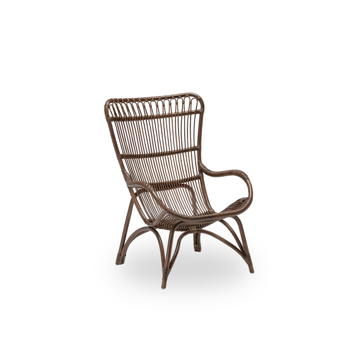 Seitenansicht des Monet Loungesessels, aus braunem Rattan. Ein ästhetisches und bequemes dänisches Design mit detaillierter Flechtarbeit und großzügiger Sitzfläche. Handgefertigt aus hochwertigem indonesischem Rattan.