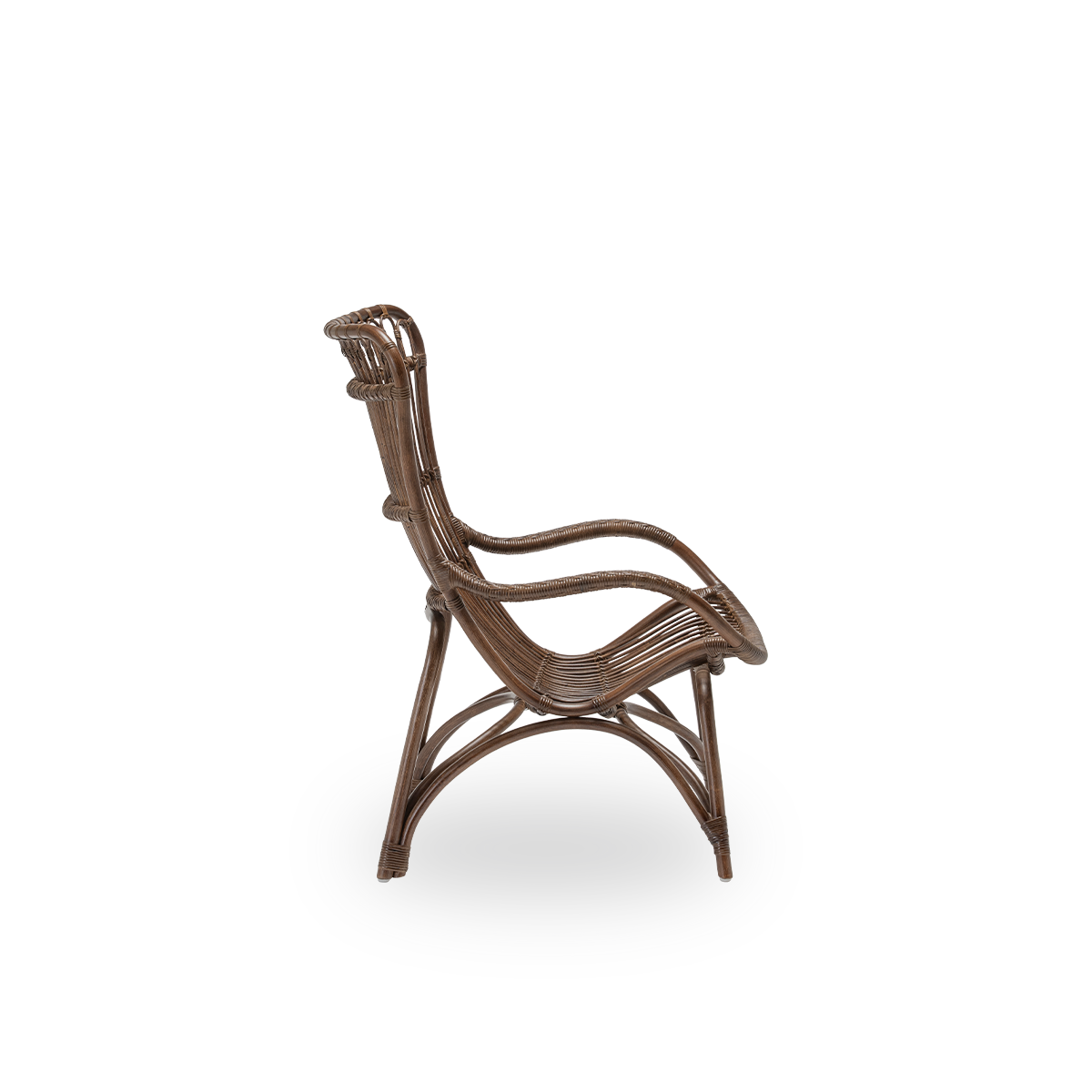 Einfache Seitenansicht des Monet Loungesessels, aus braunem Rattan. Ein ästhetisches und bequemes dänisches Design mit detaillierter Flechtarbeit und großzügiger Sitzfläche. Handgefertigt aus hochwertigem indonesischem Rattan.