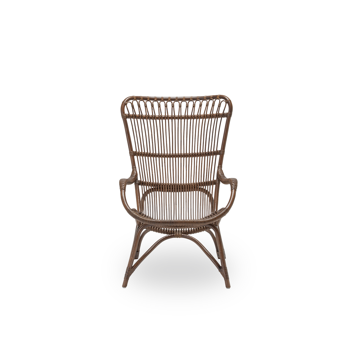 Vorderansicht des Monet Loungesessels, aus braunem Rattan. Ein ästhetisches und bequemes dänisches Design mit detaillierter Flechtarbeit und großzügiger Sitzfläche. Handgefertigt aus hochwertigem indonesischem Rattan.
