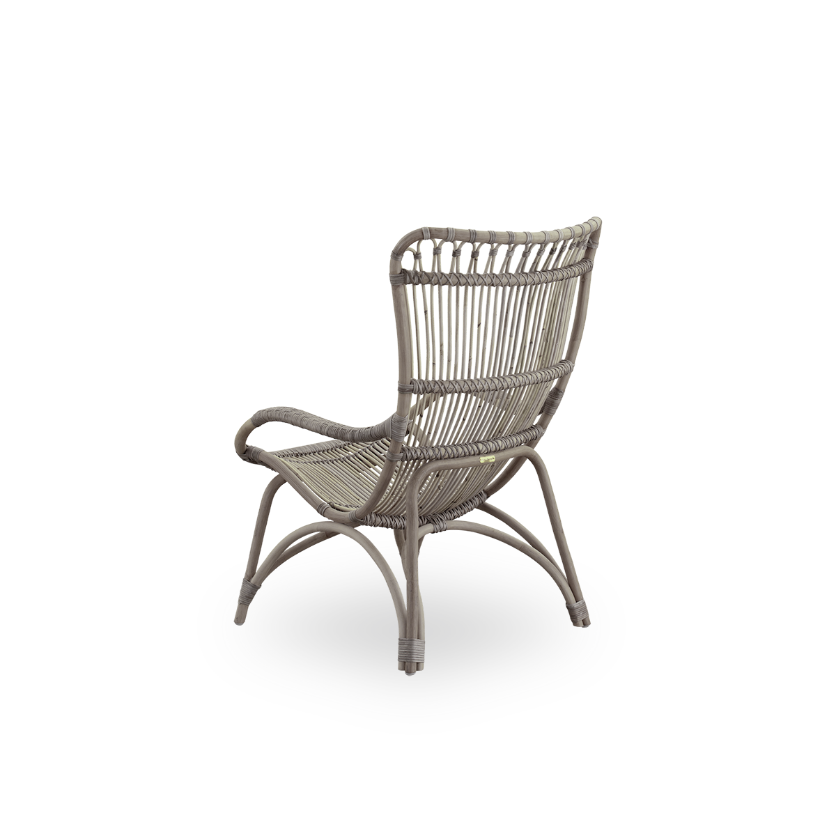 Rückansicht des Monet-Loungesessels mit hoher Rückenlehne und Armlehnen, präsentiert in der Farbe Taupe. Handgefertigt aus hochwertigem indonesischem Rattan.