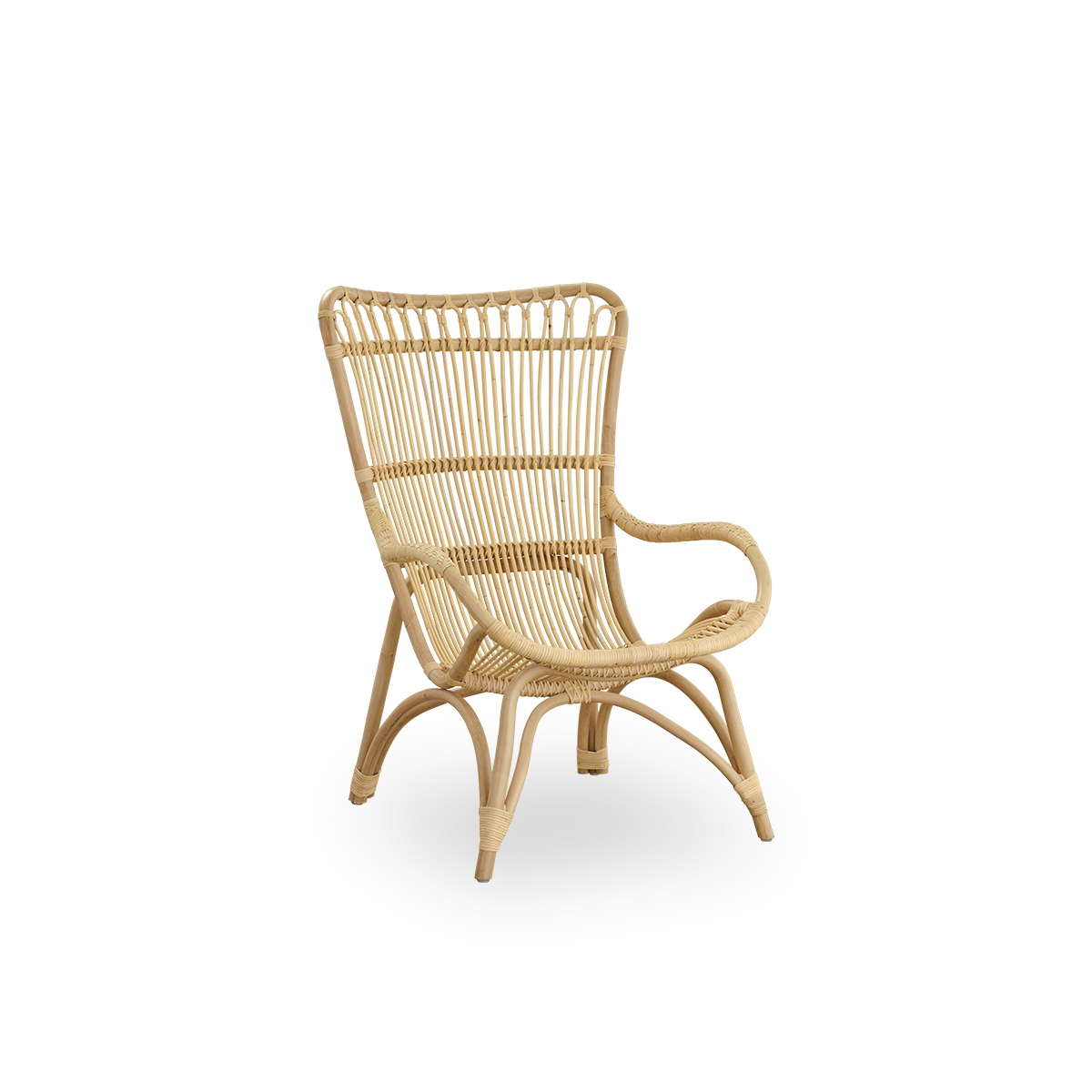 Seitenansicht des Monet Loungesessels mit hoher Rückenlehne und Armlehnen in natürlichem Rattan. Handgefertigt aus hochwertigem indonesischem Rattan.