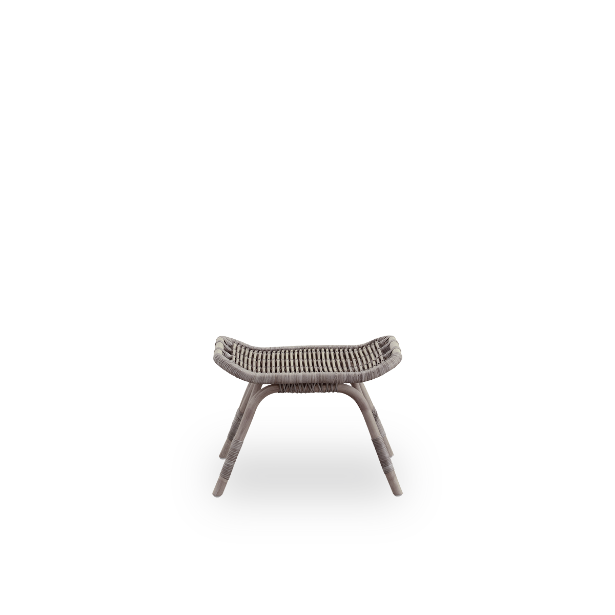 Vorderansicht des Monet Hockers in Taupe-Farbe, handgefertigt aus hochwertigem indonesischem Rattan.