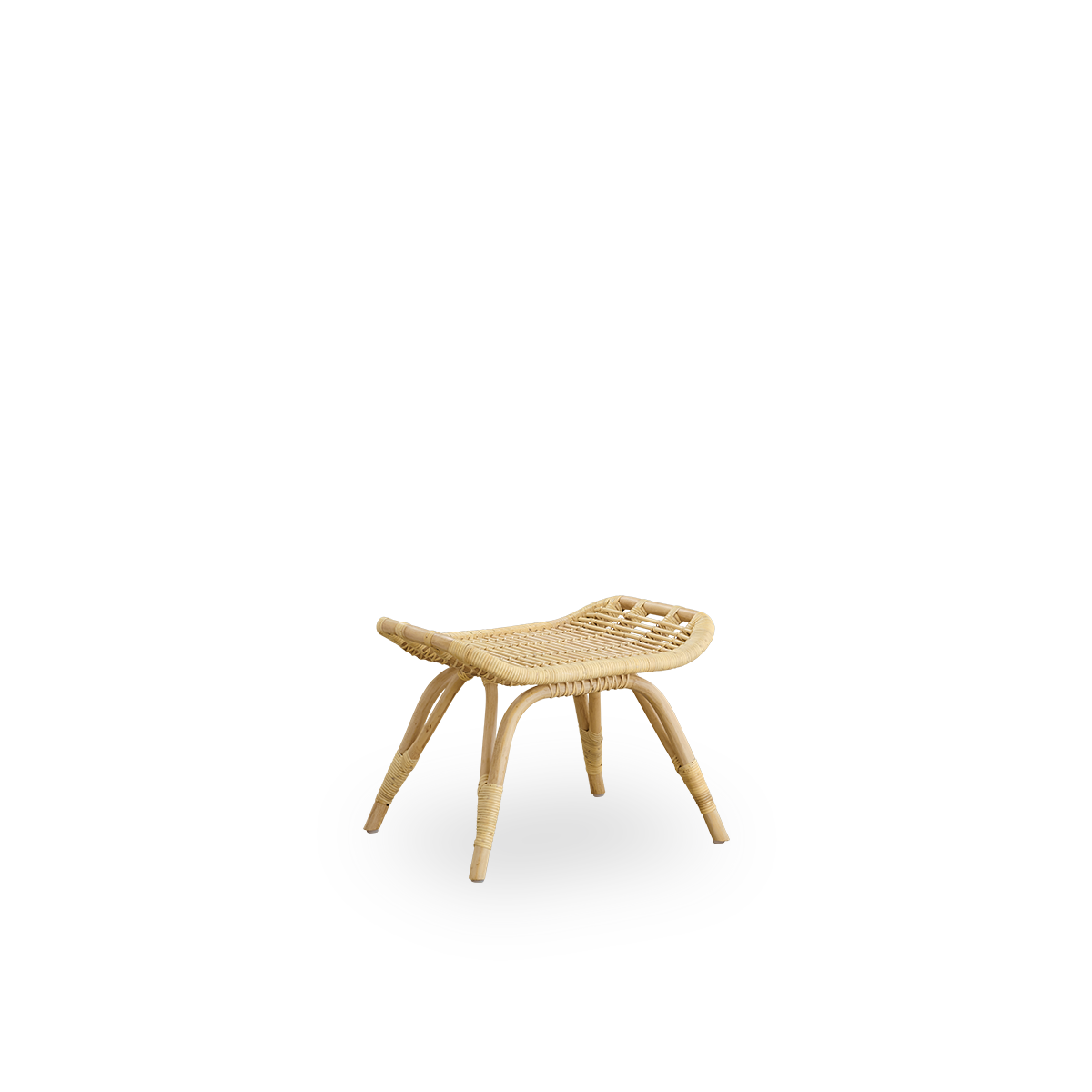 Seitenansicht des Monet Hockers aus natürlichem Rattan, handgefertigt aus hochwertigem indonesischem Rattan.
