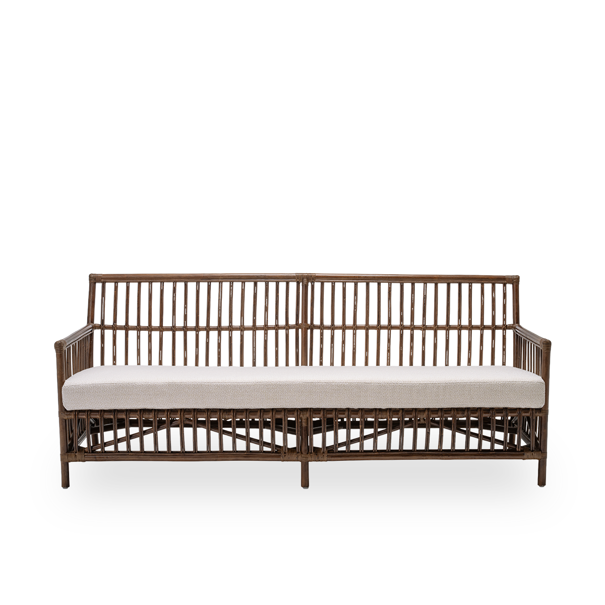 Vorderansicht des Caroline Sofas mit Sitzkissen, aus braunem Rattan. Ein schlichtes, elegantes dänisches Design, dessen detaillierte Flechtarbeit es zu einem ruhigen Element im Raum macht. Handgefertigt aus hochwertigem indonesischem Rattan.