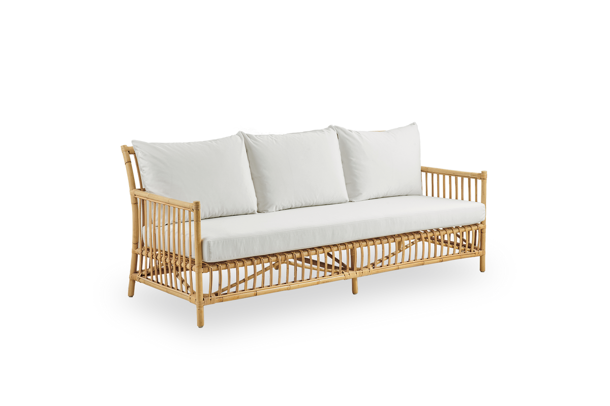 Seitenansicht des Caroline 3-Sitzer Korbsofas, schlichtes und elegantes dänisches Design. Handgefertigt aus indonesischem Rattan mit detaillierten Flechtakzenten für eine gemütliche und beruhigende Wirkung.