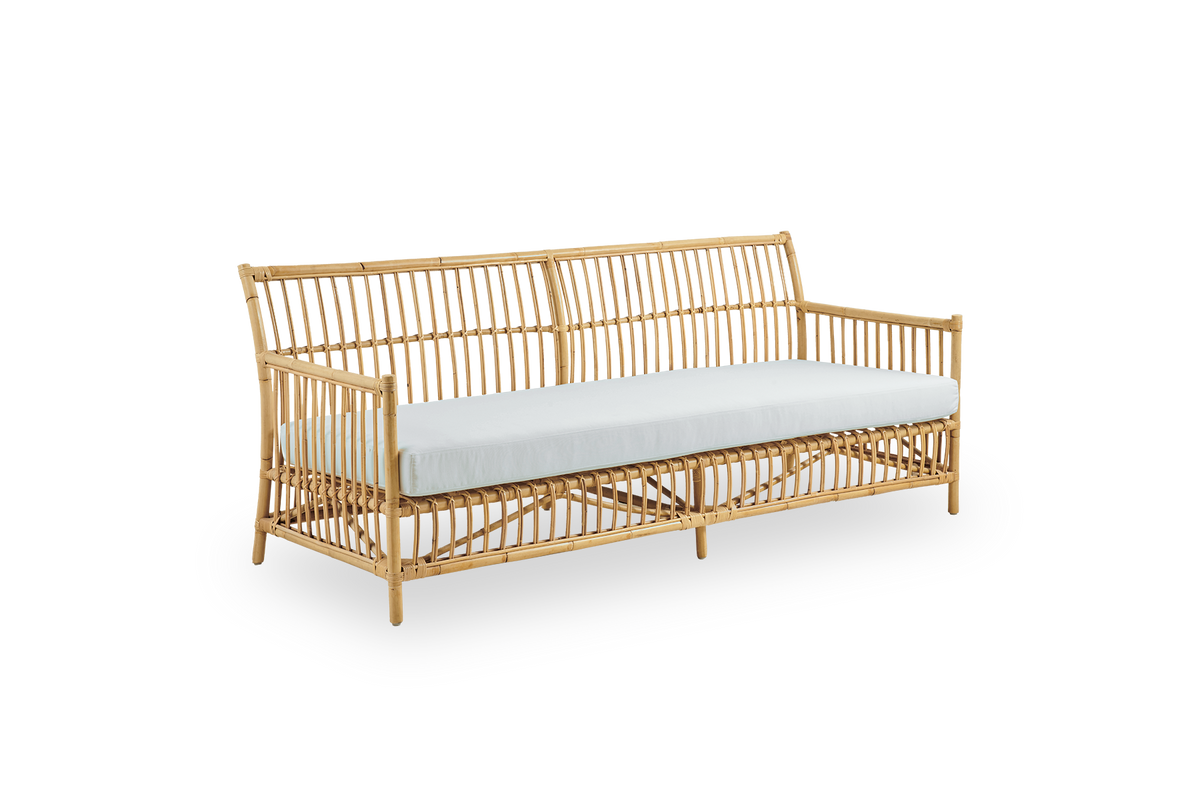 Seitenansicht des Caroline 3-Sitzer Korbsofas, schlichtes und elegantes dänisches Design. Handgefertigt aus indonesischem Rattan mit detaillierten Flechtakzenten für eine gemütliche und beruhigende Wirkung.