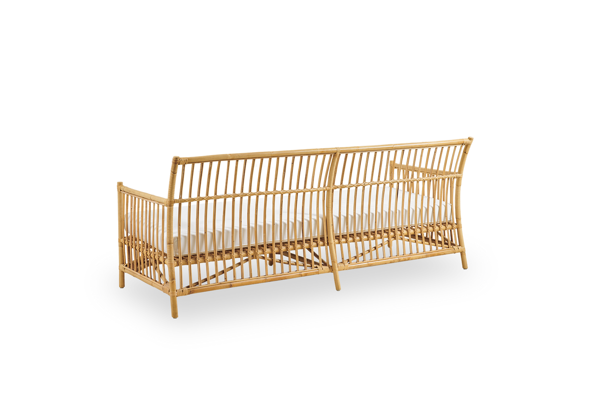 Rückansicht des Caroline-Dreisitzersofas aus Geflecht, schlichtes und elegantes dänisches Design. Handgefertigt aus indonesischem Rattan mit detaillierten Flechtakzenten für eine gemütliche und beruhigende Ausstrahlung.