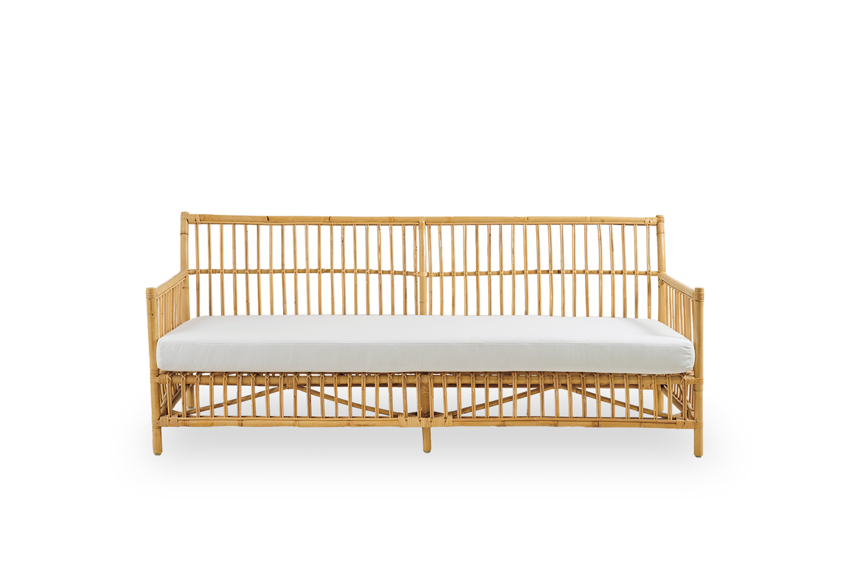 Vorderansicht des Caroline 3-Sitzer-Sofas aus Flechtrattan, schlichtes und elegantes dänisches Design. Handgefertigt aus indonesischem Rattan mit detaillierten Flechtelementen für eine gemütliche und beruhigende Ausstrahlung.