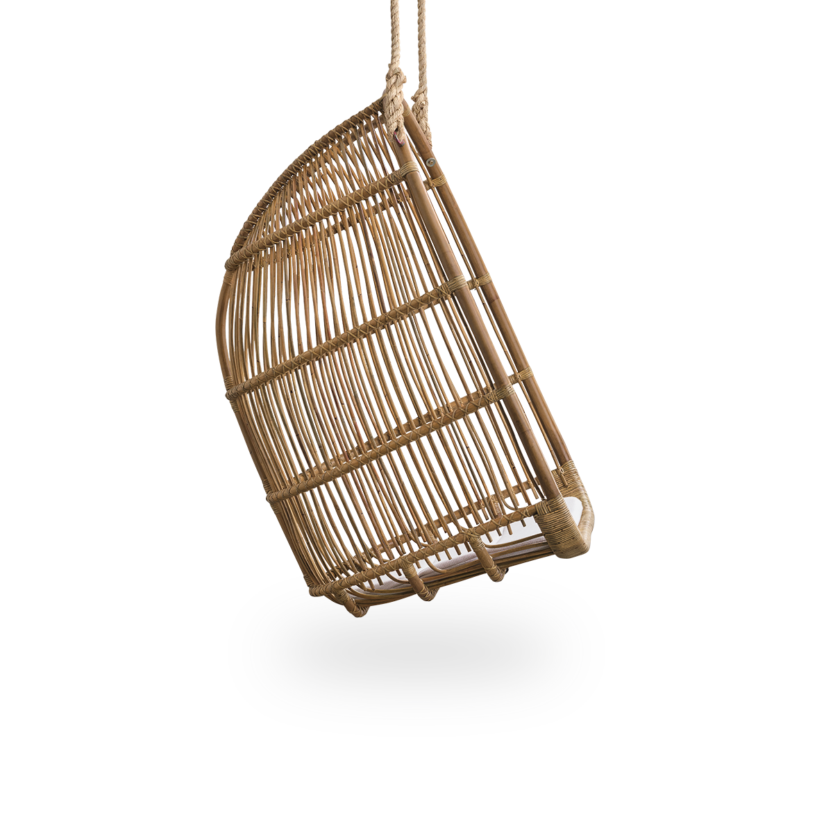 Seitenansicht des Renoir Hängestuhls in Antikbraun, handgefertigt aus hochwertigem Rattan. Weiche, umschließende Form, aufgehängt mit stabilem Seil.