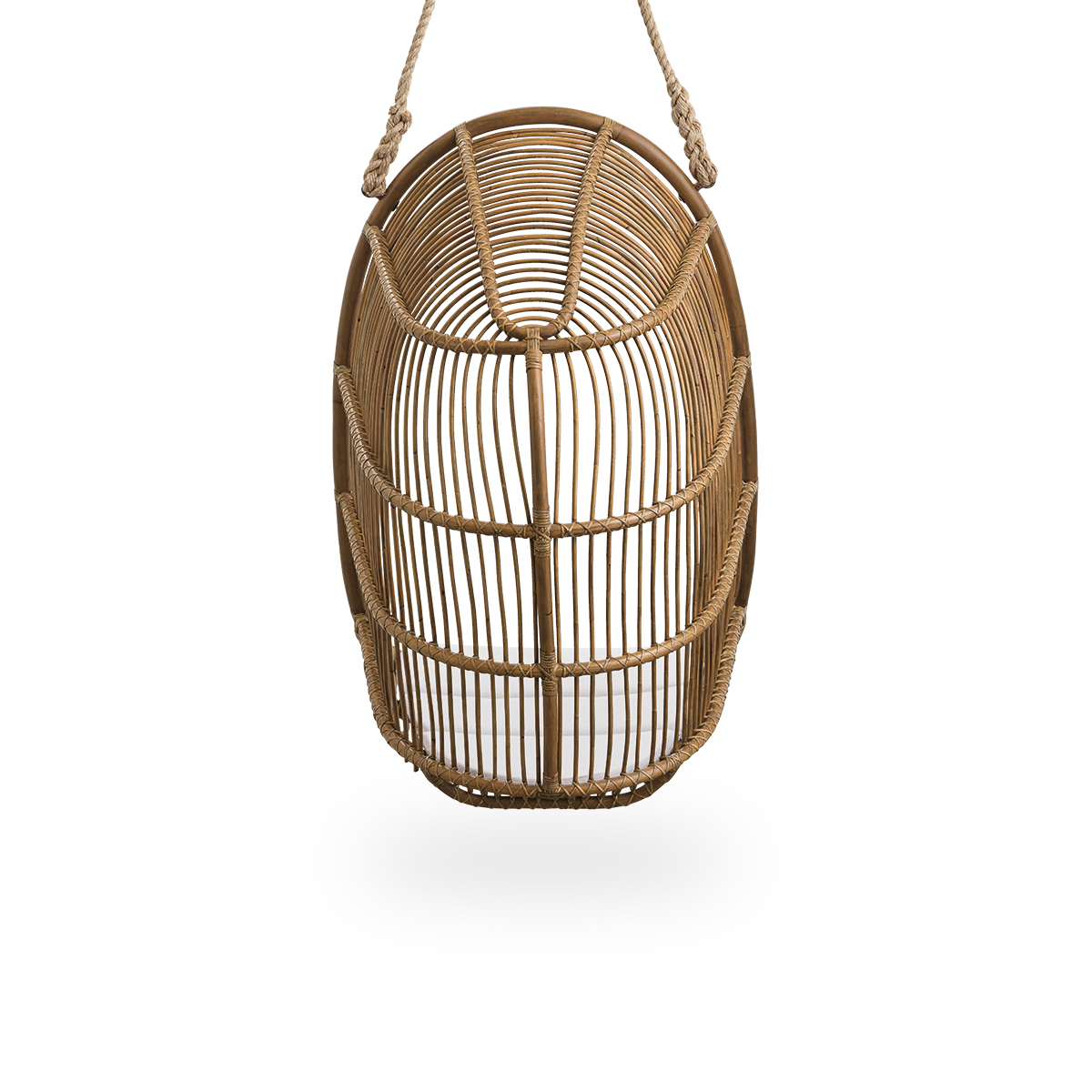Rückansicht des Renoir-Hängesessels in der Farbe Antikbraun, handgefertigt aus hochwertigem Rattan. Weiche, umschließende Form, aufgehängt mit einem starken Seil.