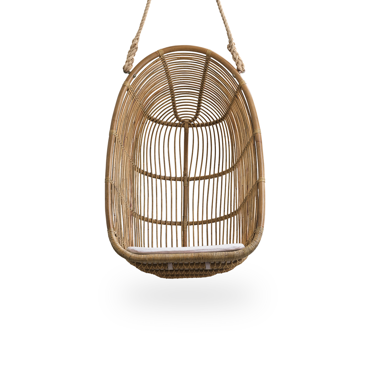 Vorderansicht des Renoir Hängestuhls in Antique Brown, handgefertigt aus hochwertigem Rattan.
Weiche, umschließende Form, aufgehängt mit starkem Seil.