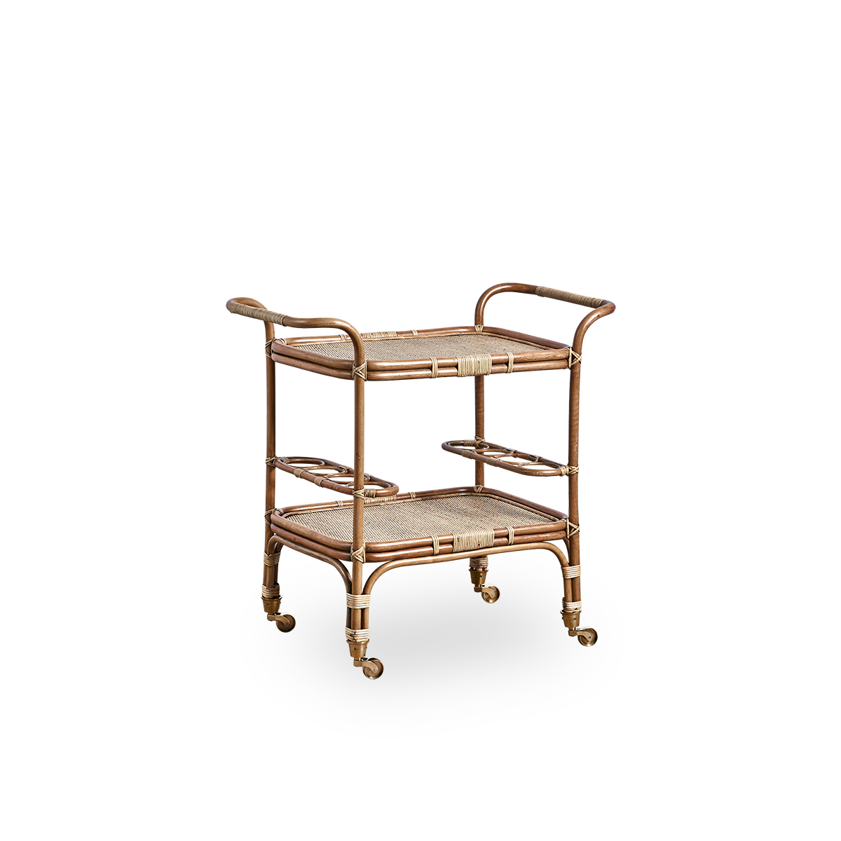 Seitenansicht des Carlo Barwagens, handgefertigt aus hochwertigem indonesischem Rattan in antikbrauner Ausführung, mit detaillierten Flechtungen auf einem soliden Rattanrahmen.