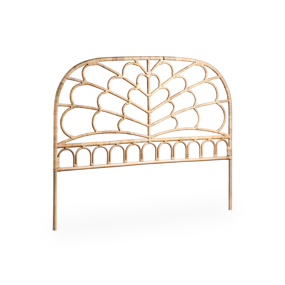 Seitenansicht des Celia Kopfteils, handgefertigt aus hochwertigem indonesischem Rattan. Fertig in natürlicher Farbe mit detaillierten Flechtmustern, inspiriert von Schmetterlingsflügeln.